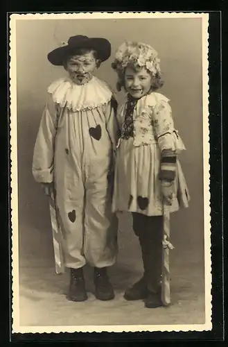 AK Niedliches Kinderpaar in tollen Faschingskostümen