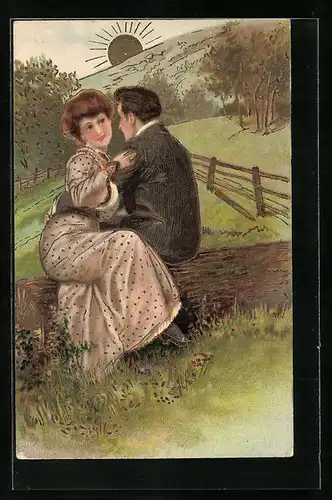 Präge-AK Liebespaar sitzt auf einem Baumstamm