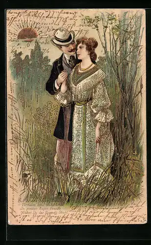 Präge-AK Romantischer Spaziergang eines Liebespaares am Waldrand
