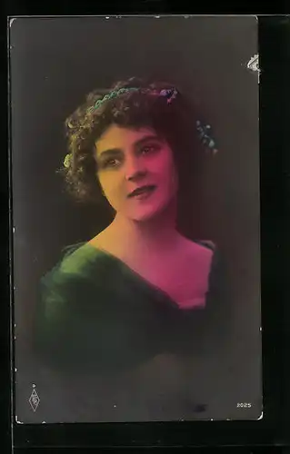 Foto-AK PFB: Portrait einer schönen junge Frau mit Blumen im Haar