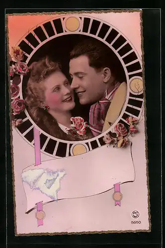 Foto-AK P. C. Paris: Liebespaar in vertrauter Pose, Rosenblüten am Rahmen