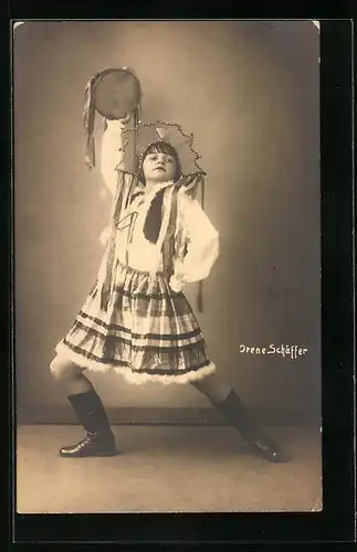 AK Die kleine Tänzerin Irene Schäffer im Kostüm mit Tambourin