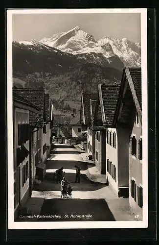 AK Garmisch-Partenkirchen, St. Antonstrasse mit Gebirgswand