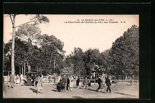 AK La Baule-les-Pins, Le Rond-Point de l`Entrèe du Parc des Dryades