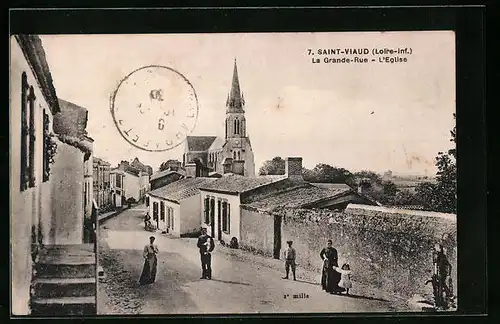 AK Saint-Viaud, La Grande Rue et l`Eglise