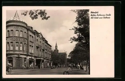 AK Bitterfeld, Walter-Rathenau-Strasse mit HO-Hotel und Rathaus
