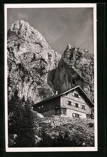 AK Säulinghaus, Berghütte vor Felsmassiv mit Säuling