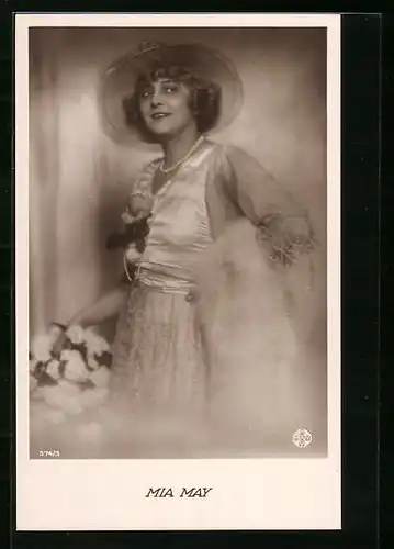 AK Schauspielerin Mia May im sommerlichen Kleid