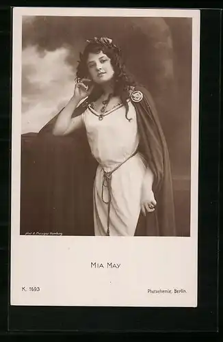 AK Schauspielerin Mia May in einem historischen Kostüm