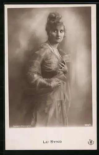 AK Schauspielerin Lu Synd blickt ängstlich über die Schulter