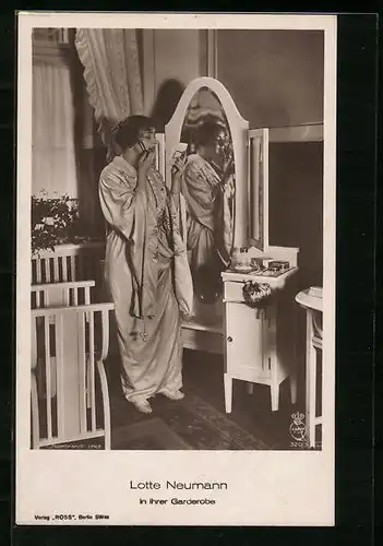 AK Schauspielerin Lotte Neumann in ihrer Garderobe