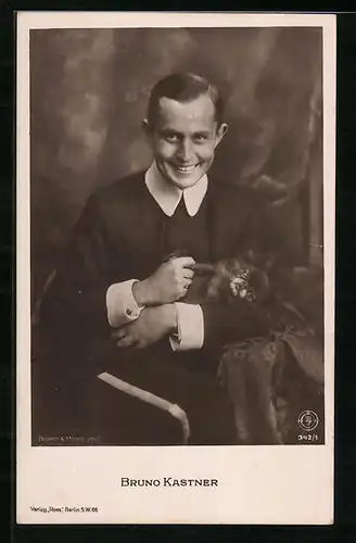 AK Schauspieler Bruno Kastner mit Hund auf dem Arm