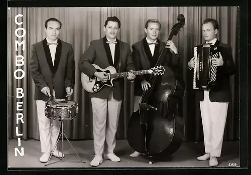 AK Musikgruppe Combo Berlin mit ihren Instrumenten