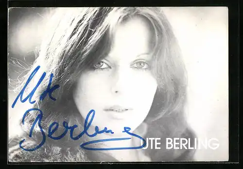 AK Musikerin Ute Berling blickt nachdenklich in die Kamera, Autograph
