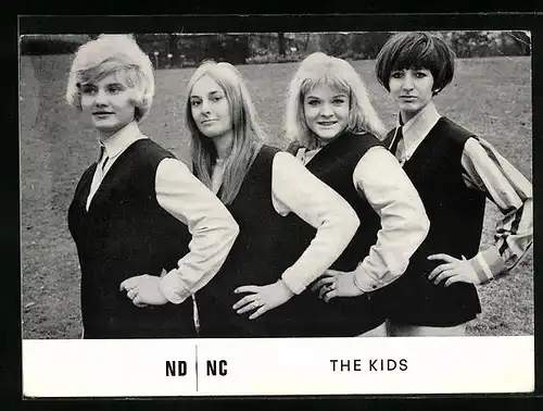 AK Musikgruppe The Kids steht lässig auf einer Wiese