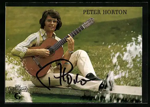 AK Musiker Peter Horton sitzt am Wasser und spielt Gitarre, Autograph