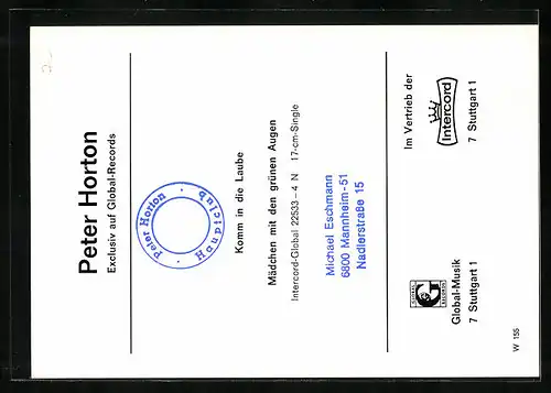 AK Musiker Peter Horton sitzt am Wasser und spielt Gitarre, Autograph