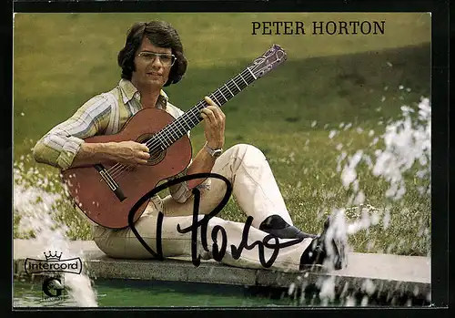 AK Musiker Peter Horton sitzt mit der Gitarre am Schwimmbecken, Autograph