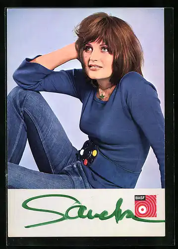 AK Musikerin Sandra stützt lässig den Kopf in die Hand, Autograph