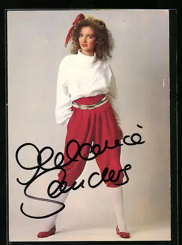 AK Musikerin Melanie Sanders mit Lockenmähne und Schleife im Haar, Autograph