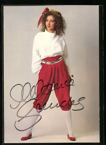 AK Musikerin Melanie Sanders mit Lockenmähne und Schleife im Haar, Autograph