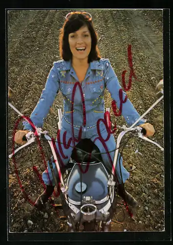 AK Musikerin Rika Sand mit Motorrad, Autograph