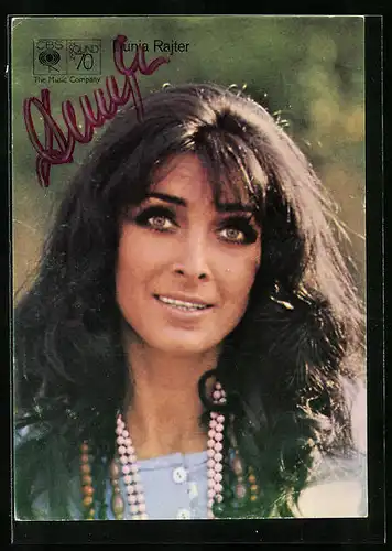 AK Musikerin Dunja Rajter blickt fragend in die Kamera, Autograph