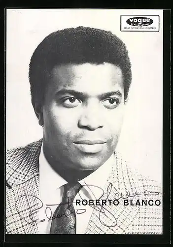 AK Musiker Roberto Blanco blickt lächelnd in die Ferne, Autograph