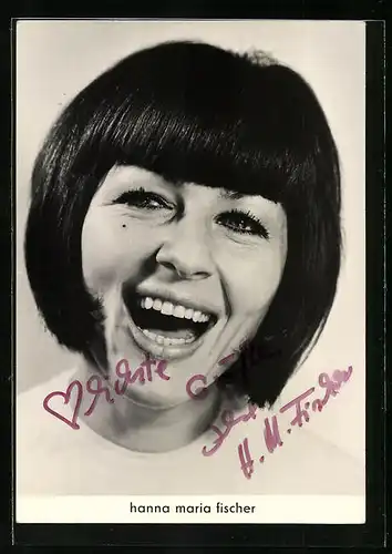 AK Musikerin Hanna Maria Fischer mit strahlendem Lächeln