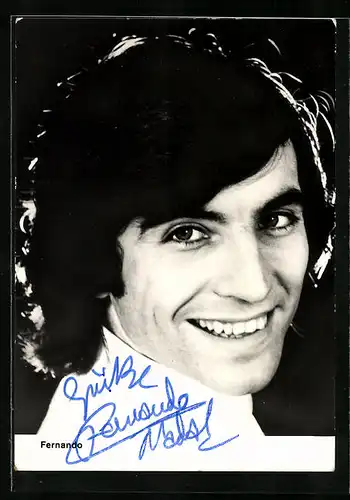 AK Musiker Fernando blickt lachend über die Schulter, Autograph