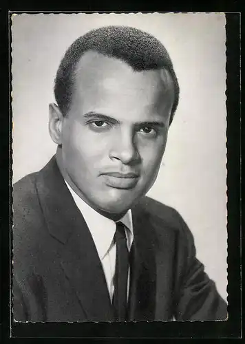 AK Musiker Harry Belafonte mit Anzug und Krawatte