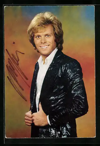 AK Musiker Tony Holiday mit strahlendem Lächeln, Autograph