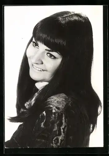 AK Musikerin Tilly blickt lächelnd in die Ferne