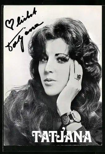 AK Musikerin Tatjana blickt fragend in die Kamera, Autograph