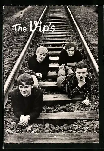 AK Musiker The Vip`s liegen auf den Bahngleisen