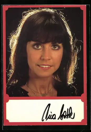 AK Musikerin Tina York mit nachdenklichem Blick, Autograph