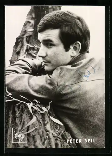 AK Musiker Peter Beil lehnt an einem Baum, Autograph