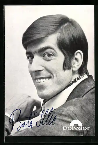 AK Musiker Bata Illic blickt lächelnd über die Schulter, Autograph