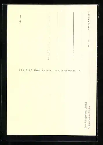 AK Musikerin Ruth Brandin stützt sich lässig auf einen Barhocker