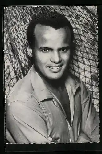 AK Musiker Harry Belafonte blickt lächelnd in die Kamera