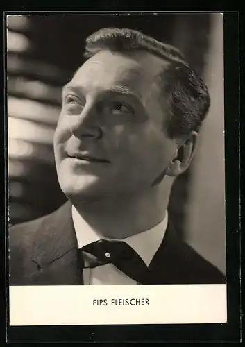 AK Musiker Fips Fleischer blickt lächelnd in die Ferne