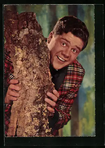 AK Musiker Bill Ramsey versteckt sich hinter einem Baum