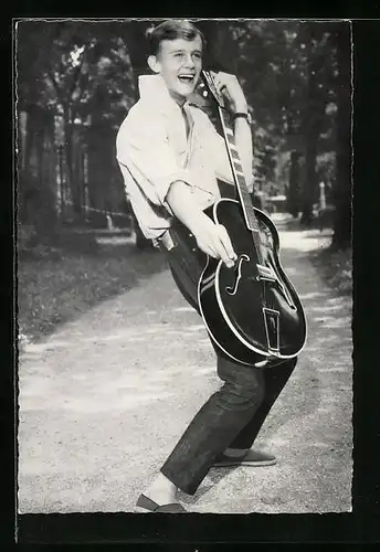 AK Musiker Tommy Kent mit Gitarre