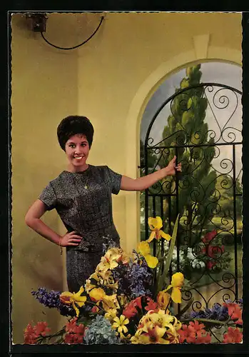 AK Musikerin Helen Shapiro steht an einem Gartentor