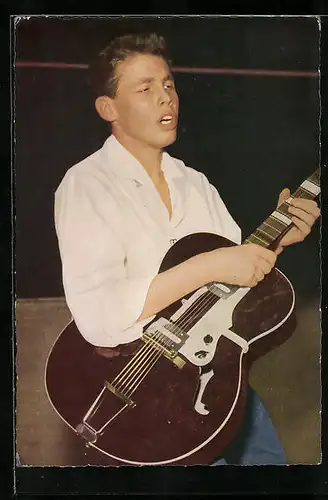 AK Musiker Peter Kraus bei einem Auftritt mit Gitarre