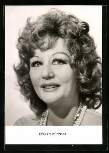 AK Musikerin Evelyn Künneke mit reizendem Lächeln