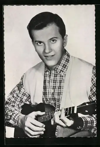 AK Musiker Pat Boone mit Gitarre in der Hand