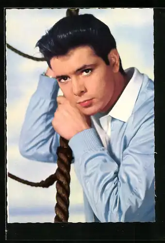 AK Musiker Cliff Richard blickt fragend in die Kamera