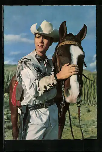 AK Musiker Cliff Richard als Cowboy neben einem Pferd