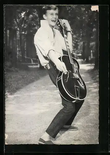 AK Musiker Tommy Kent mit Gitarre